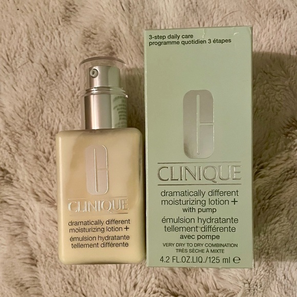 Clinique Dramatically Different Moisturizing Lotion: Very Dry to Dry Combination - Picture 1 of 12